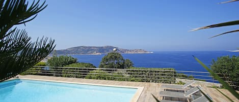 Hồ bơi ngoài trời, ghế dài tắm nắng