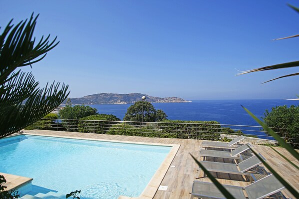 室外游泳池，提供日光浴躺椅