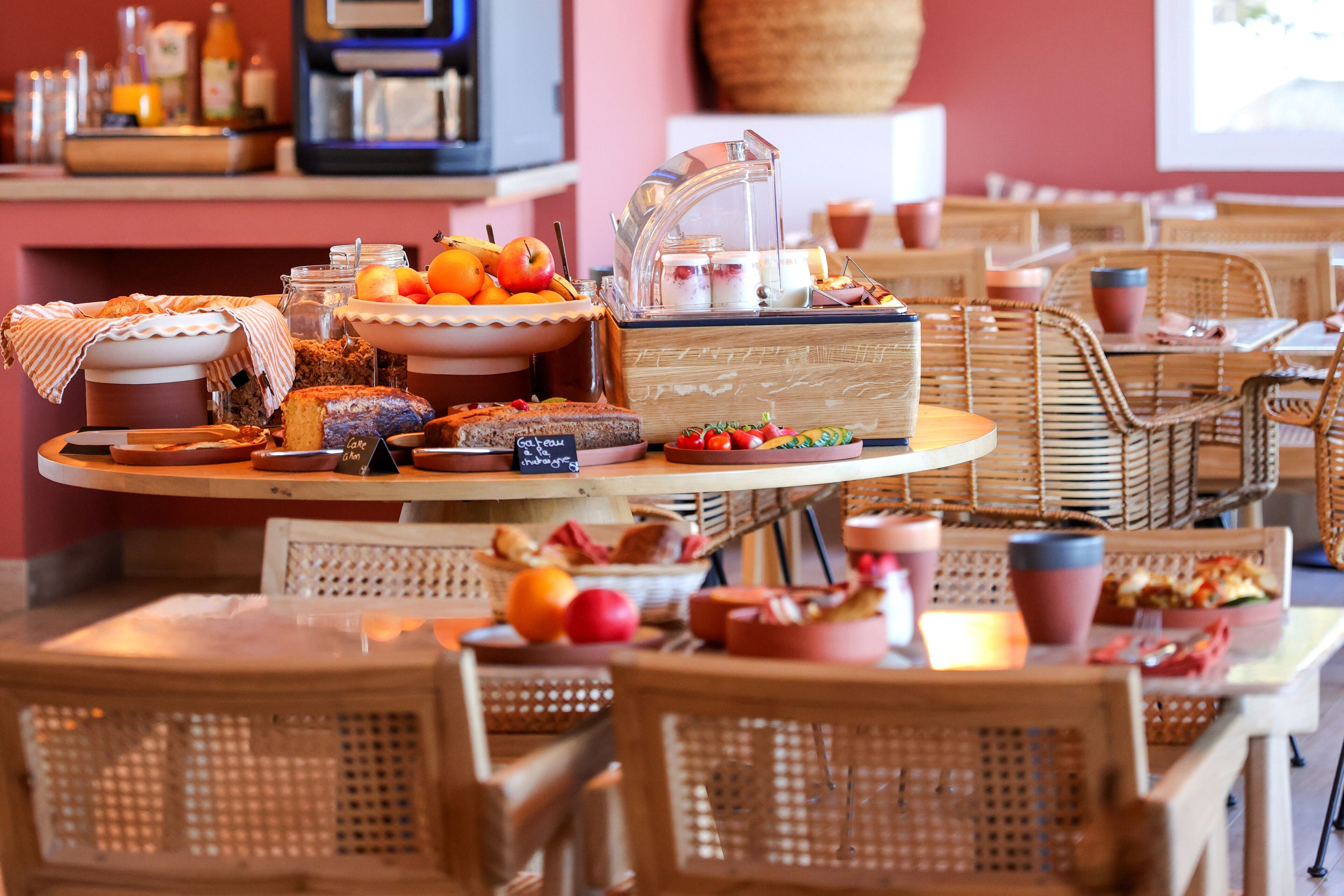 Een ontbijtbuffet met diverse gerechten en een koffiehoek.