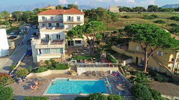 Piscine extérieure, chaises longues