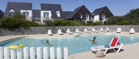 Inomhuspool, utomhuspool och solstolar