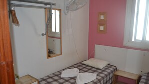 WiFi (free), bed sheets - Hostal Enebral (Madrid)