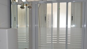 Shower, hair dryer (on request), towels - Hostal Enebral (Madrid)