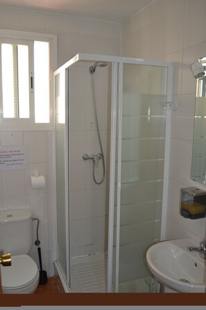 Shower, hair dryer, towels - Hostal Enebral (Madrid)