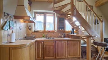 Full-size fridge, dishwasher, coffee/tea maker, electric kettle