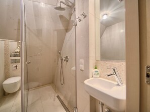 Standard Apartment, 1 Bedroom | Bathroom | Shower
