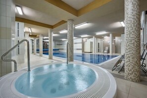 Indoor pool, sun loungers