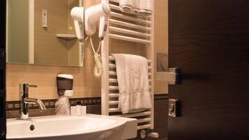 Regadera, amenidades de baño gratuitas, secadora de cabello, bidet