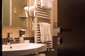 Shower, free toiletries, hair dryer, bidet