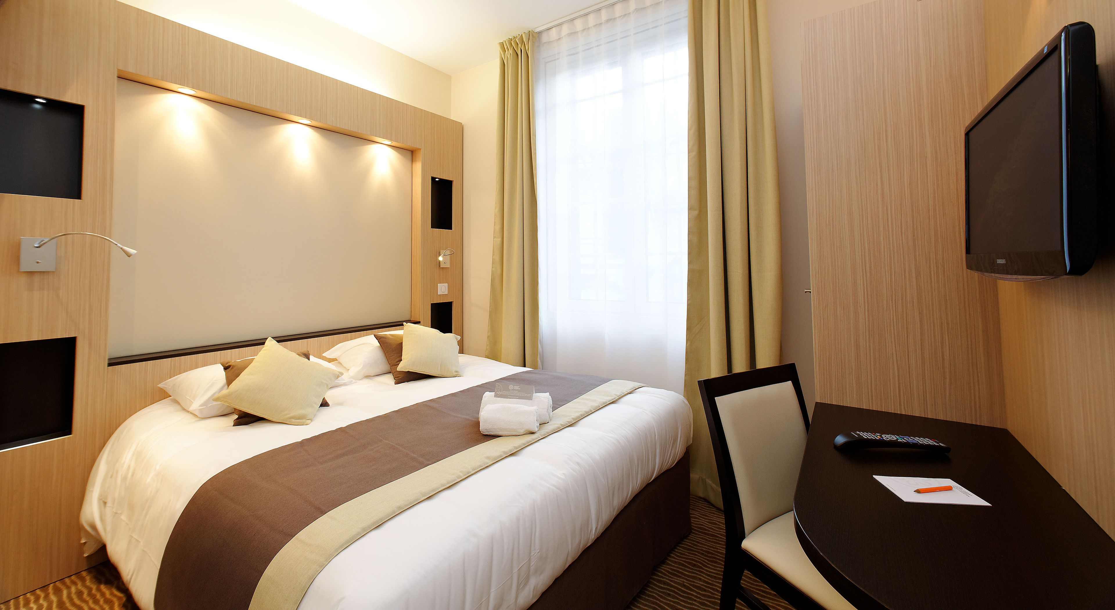 double room (cosy) | individually decorated, desk, rollaway beds, free wifi