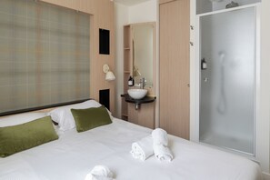 Individually decorated, desk, free WiFi, bed sheets - Marnie House Hôtel (Le Touquet-Paris-Plage)