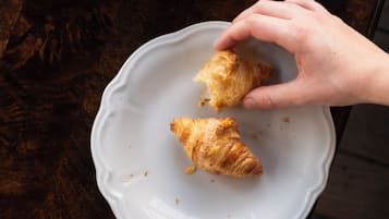 Bữa sáng buffet hàng ngày với phụ phí nhỏ
