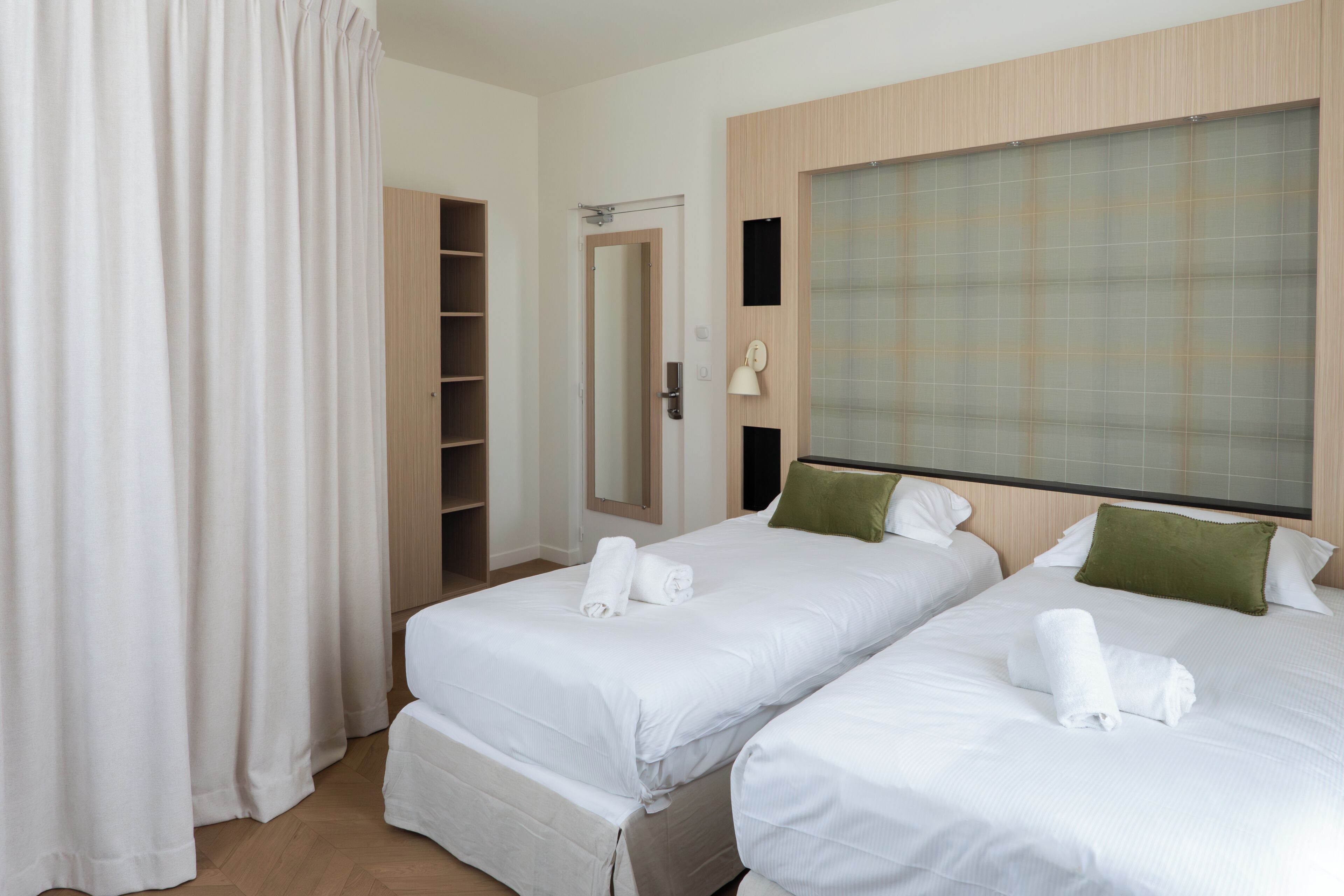 Comfort tweepersoonskamer (Charm) | Individueel gedecoreerd, een bureau, gratis wifi, beddengoed