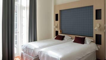 Chambre Charme, double ou avec lits jumeaux | Décoration personnalisée, bureau, Wi-Fi gratuit, draps fournis