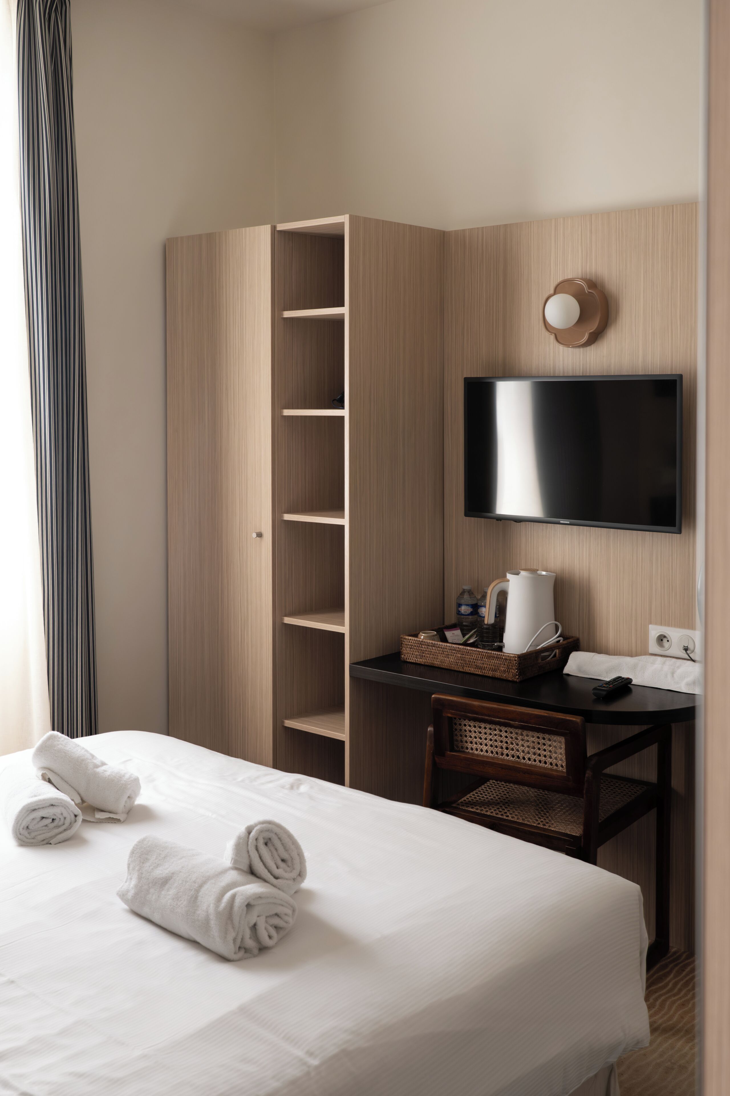 Individueel gedecoreerd, een bureau, gratis wifi, beddengoed