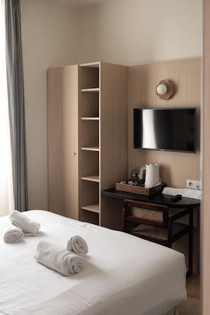 Decoración personalizada, escritorio, wifi gratis y ropa de cama