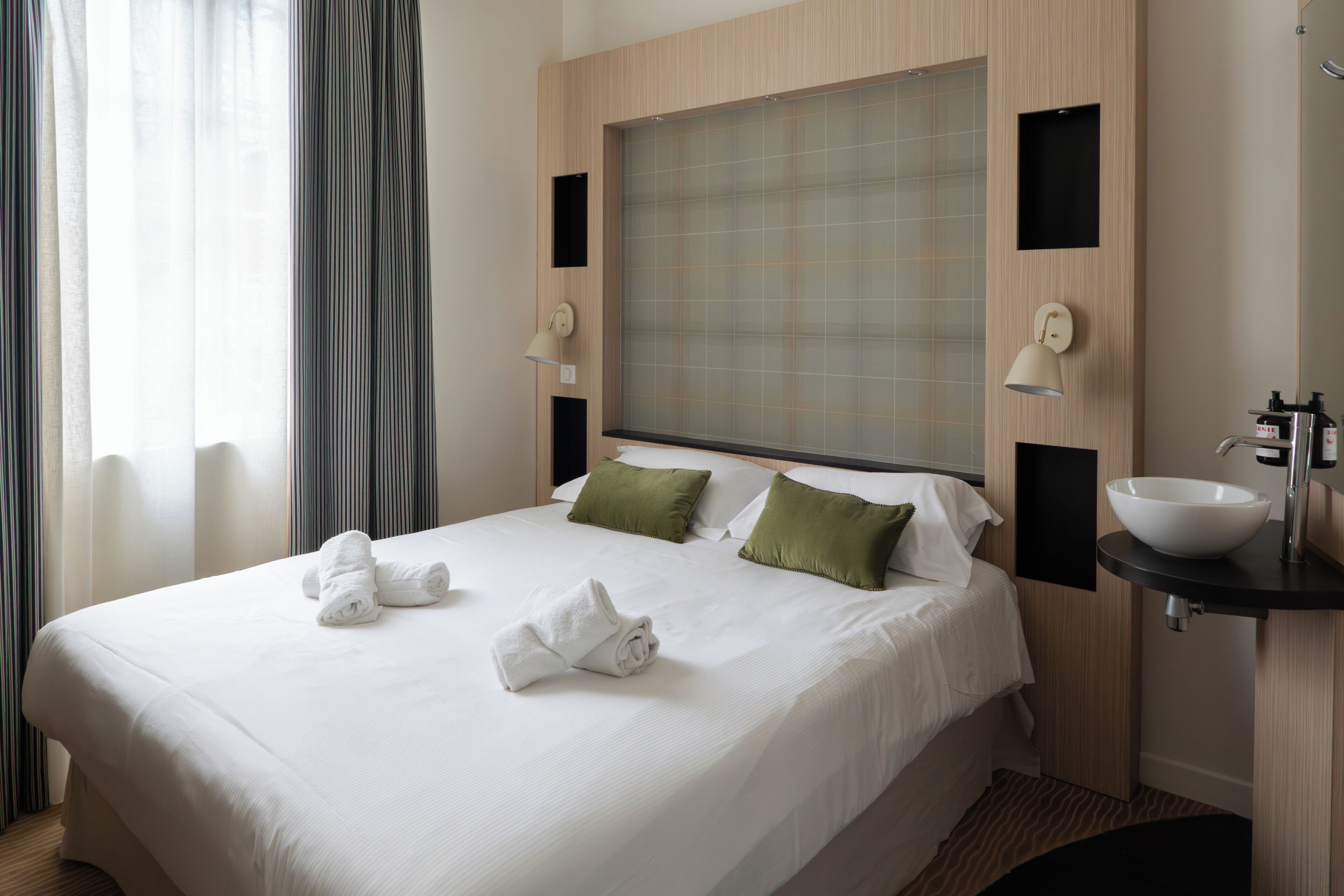 Décoration personnalisée, bureau, Wi-Fi gratuit, draps fournis