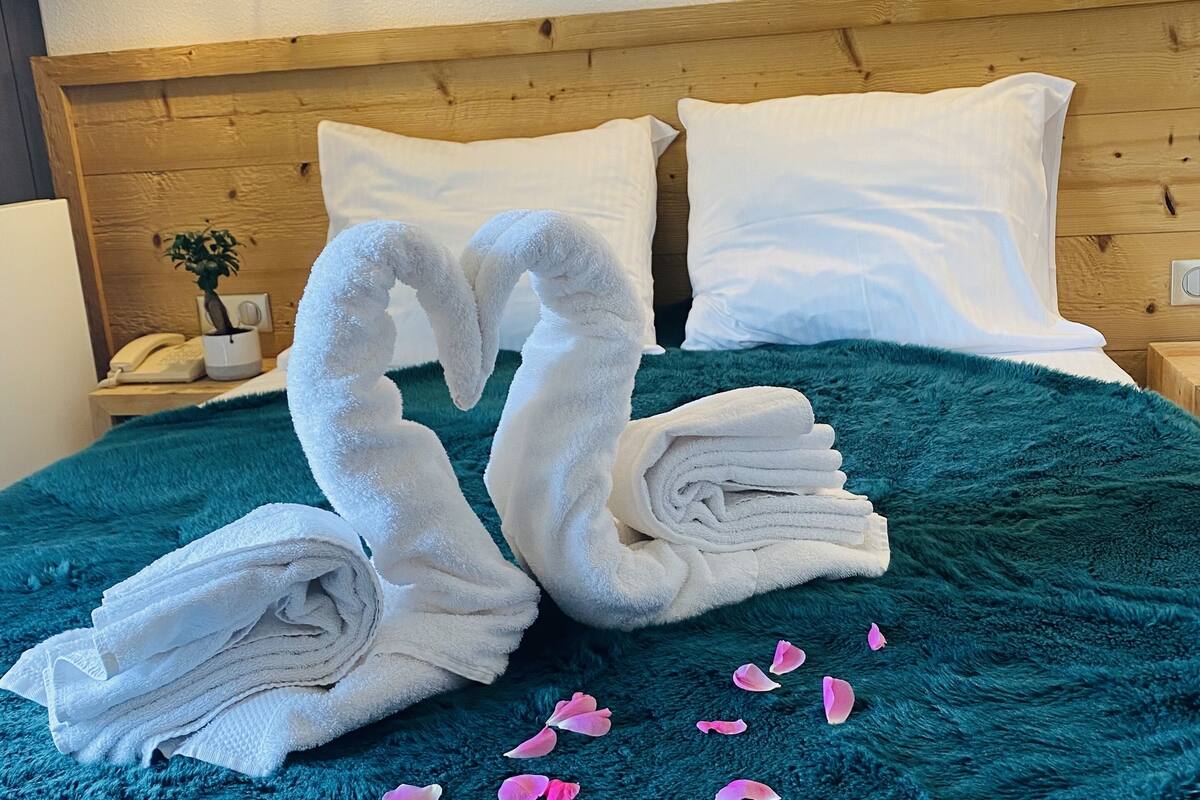 double room, lake view | desk, soundproofing, iron/ironing board, free cots/infant beds