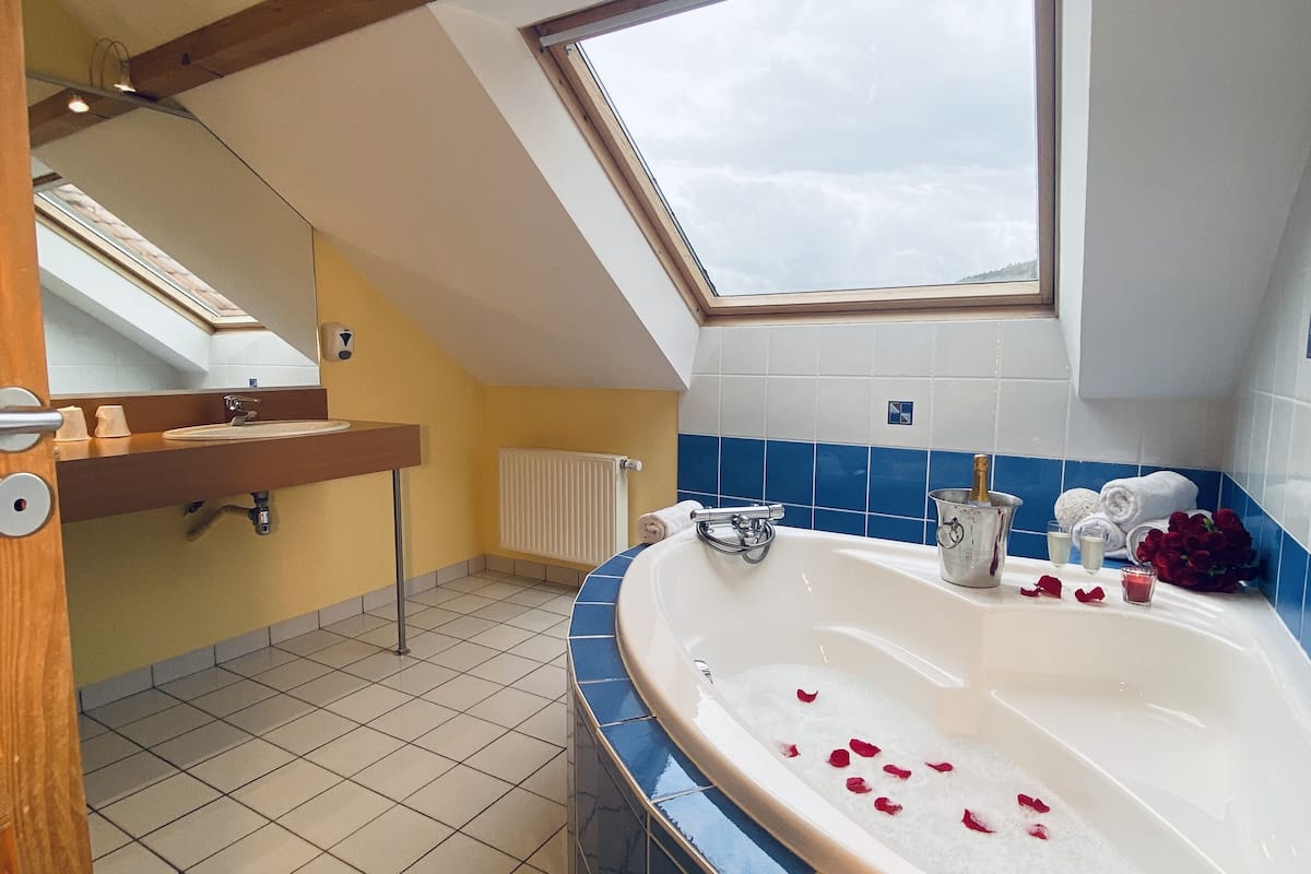 triple room, bathtub, lake view | bathroom | free toiletries, hair dryer, towels