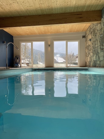 Una piscina techada. Les Reflets du Lac