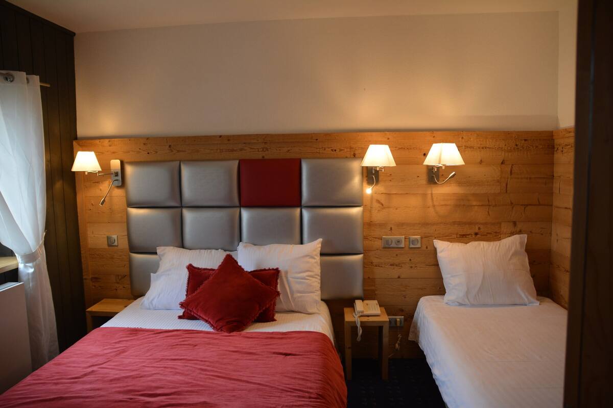 triple room (forest view) | desk, soundproofing, iron/ironing board, free cots/infant beds