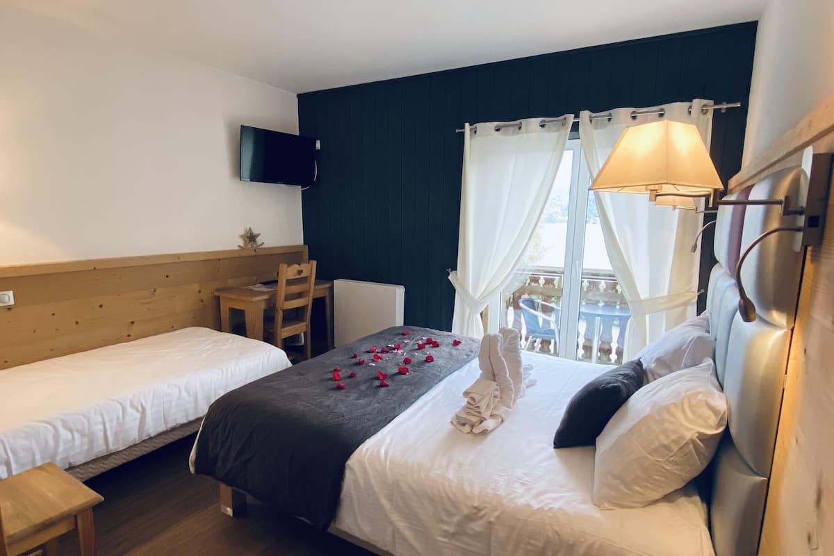 triple room, lake view | desk, soundproofing, iron/ironing board, free cots/infant beds