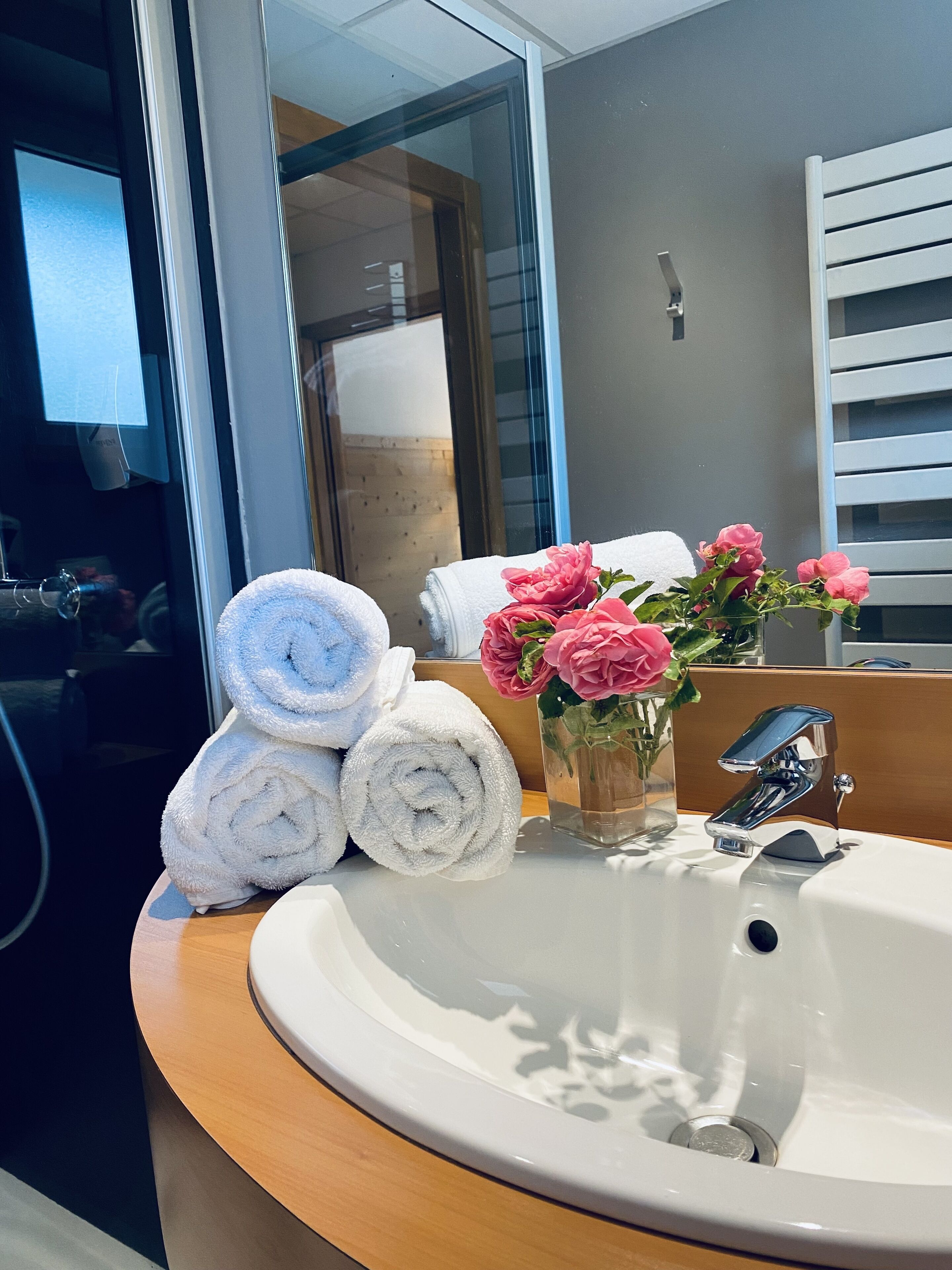 triple room, lake view | bathroom | free toiletries, hair dryer, towels