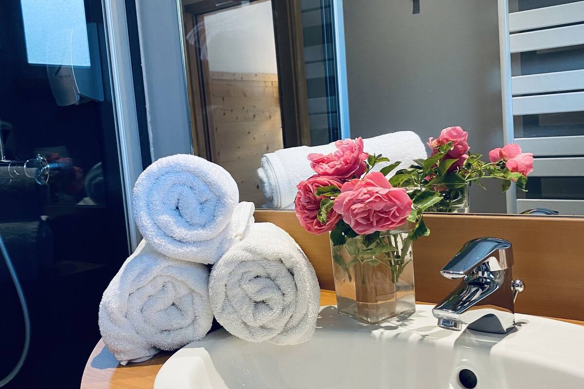 triple room, lake view | bathroom | free toiletries, hair dryer, towels