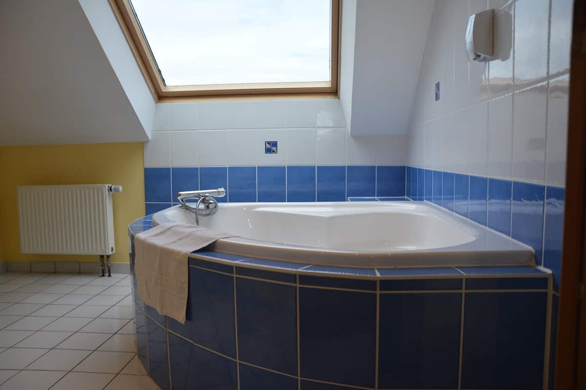 triple room, bathtub, lake view | bathroom | free toiletries, hair dryer, towels