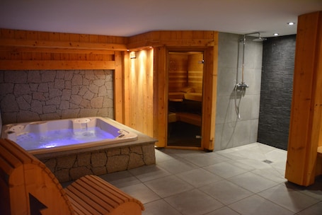 Un sauna, una bañera de hidromasaje. Les Reflets du Lac