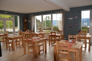 Café da manhã continental todos os dias (EUR 14 por pessoa)