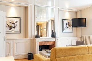 Chambre Double Luxe | Coin séjour | Télévision de 50 cm avec chaînes par câble