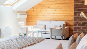 Minibar, caja de seguridad en la habitación y decoración personalizada