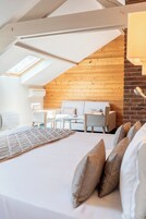 Minibar, caja de seguridad en la habitación y decoración personalizada 