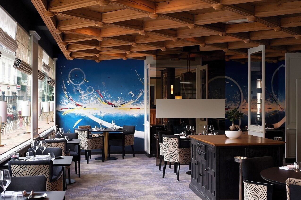 2 restaurants, lunch served