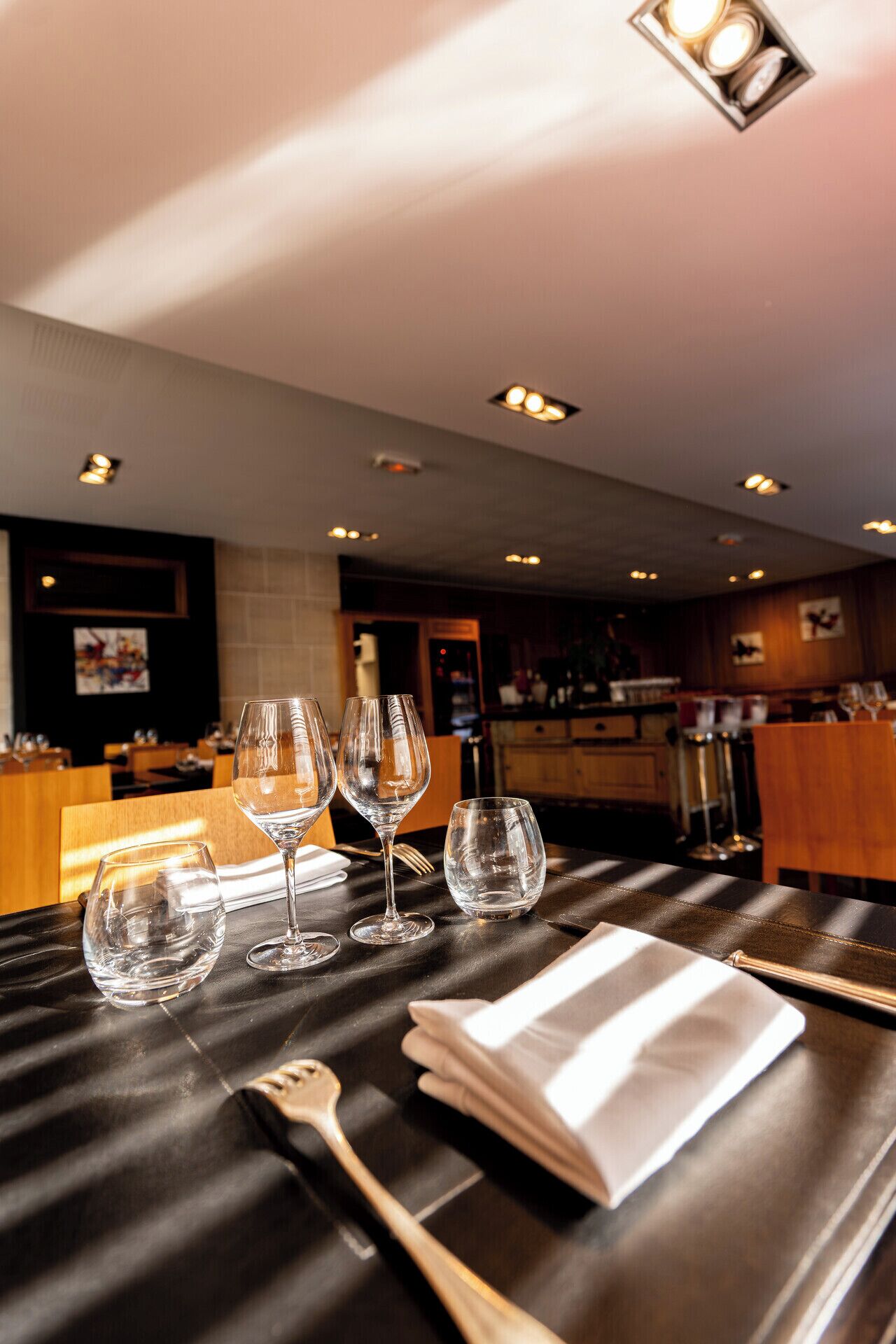 2 restaurants, lunch served