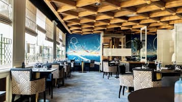 2 restaurants, serveren lunch
