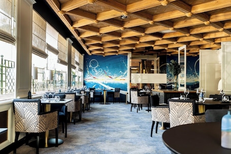 2 restaurantes, se sirve almuerzo