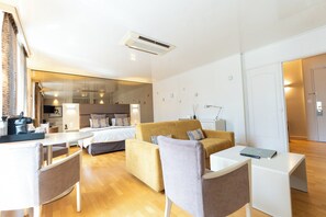 Luksus-dobbeltrom | Minibar, safe på rommet, individuelt dekorert og skrivebord