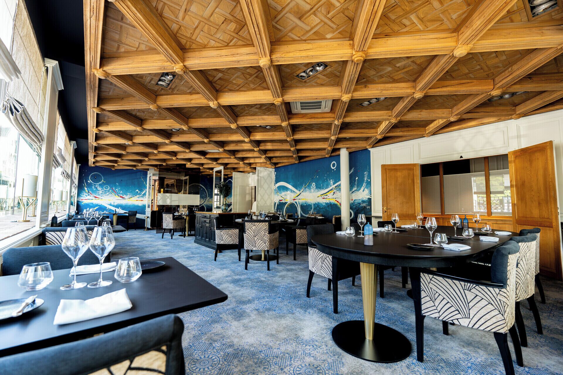 2 restaurants, lunch served