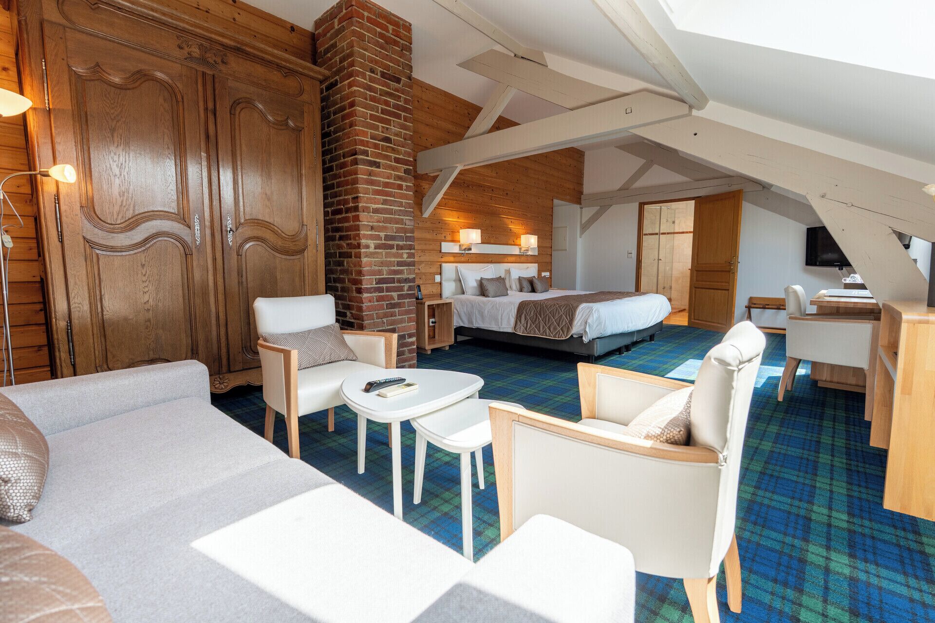 luxury double room | living area | 50-cm tv with cable channels