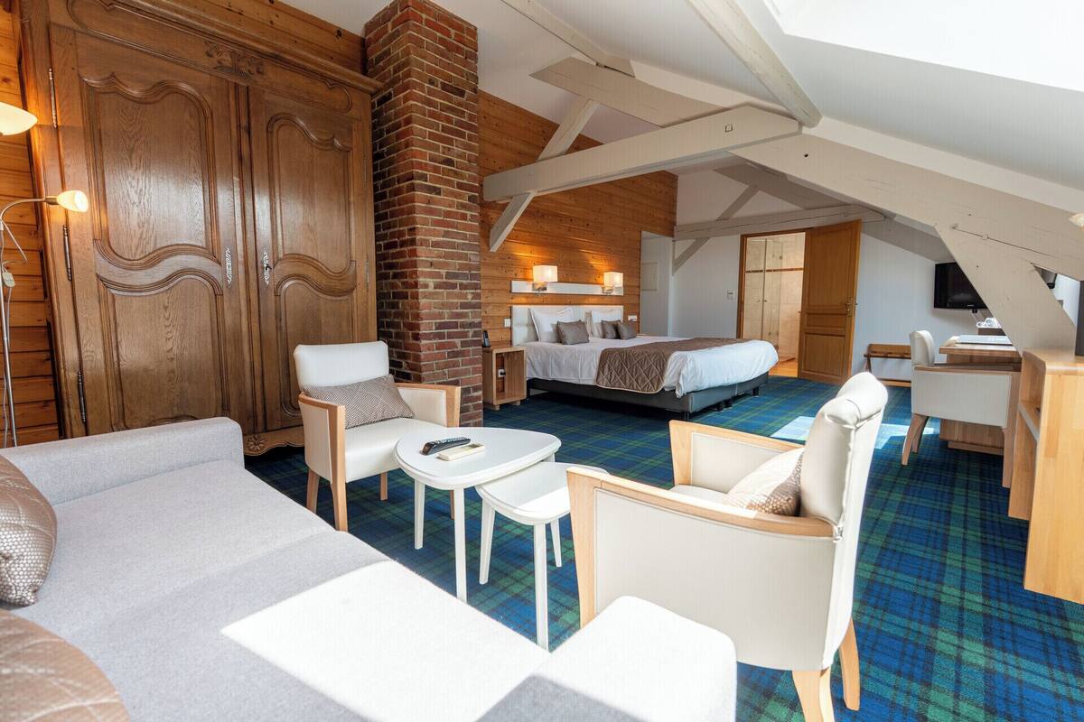 luxury double room | living area | 50-cm tv with cable channels