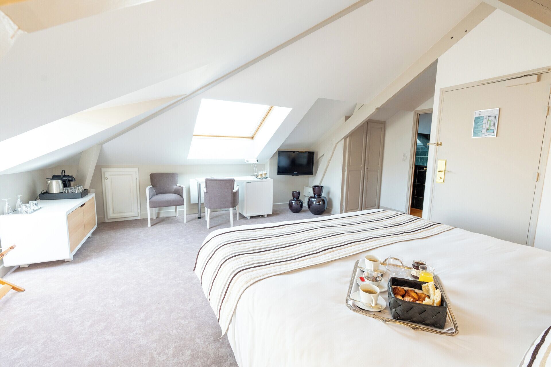luxury double room | 1 bedroom, minibar, in-room safe, individually decorated