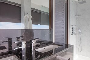 Suite Junior, 1 très grand lit, non-fumeur | Salle de bain | Articles de toilette (gratuits), séchoir à cheveux, serviettes fournies
