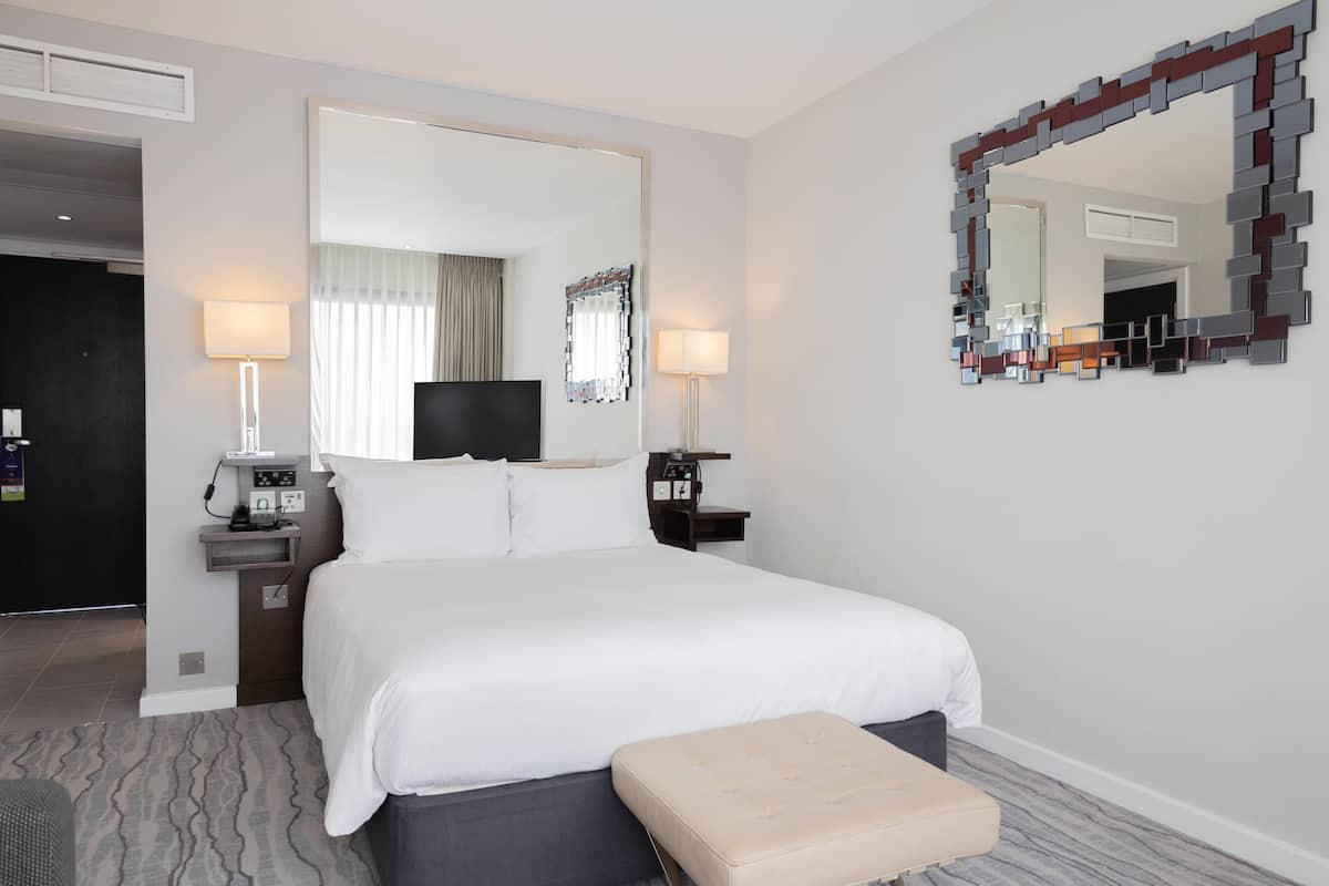 Deluxe Room, 1 Queen Bed, Non Smoking | In-room safe, desk, soundproofing, iron/ironing board