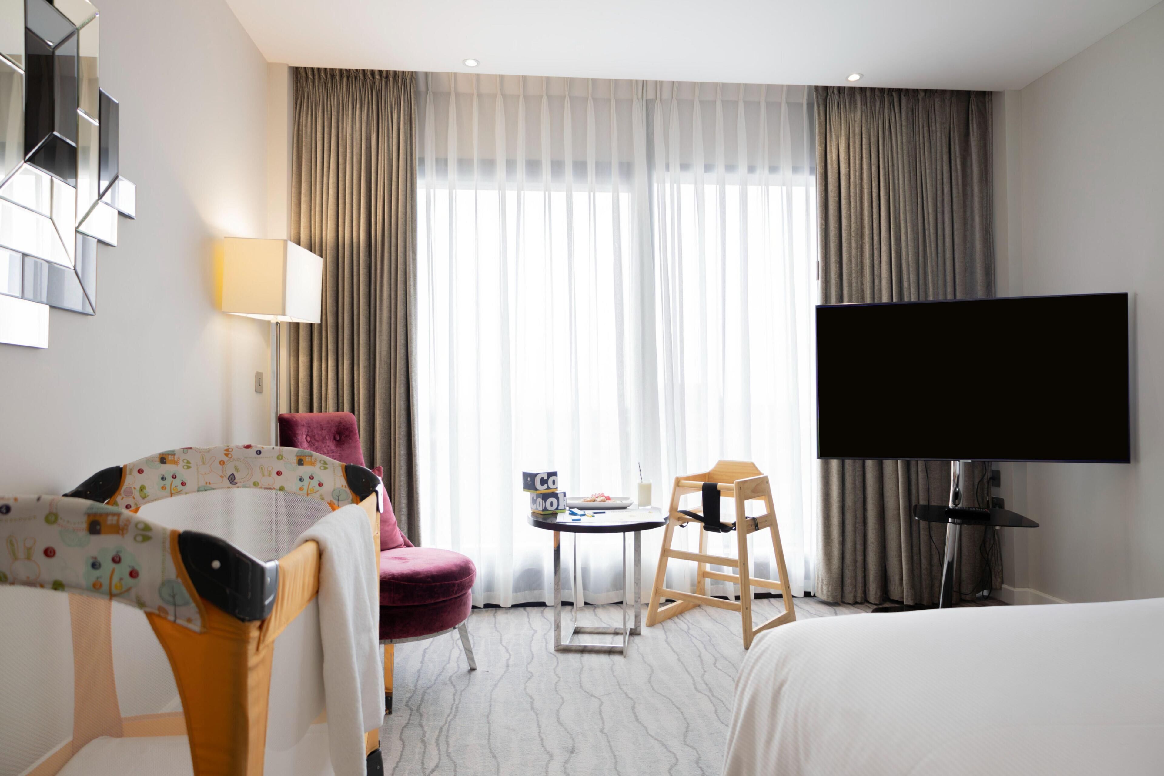 Familienzimmer, 1 Queen-Bett (Deluxe) | Zimmersafe, Schreibtisch, schallisolierte Zimmer, Bügeleisen/Bügelbrett