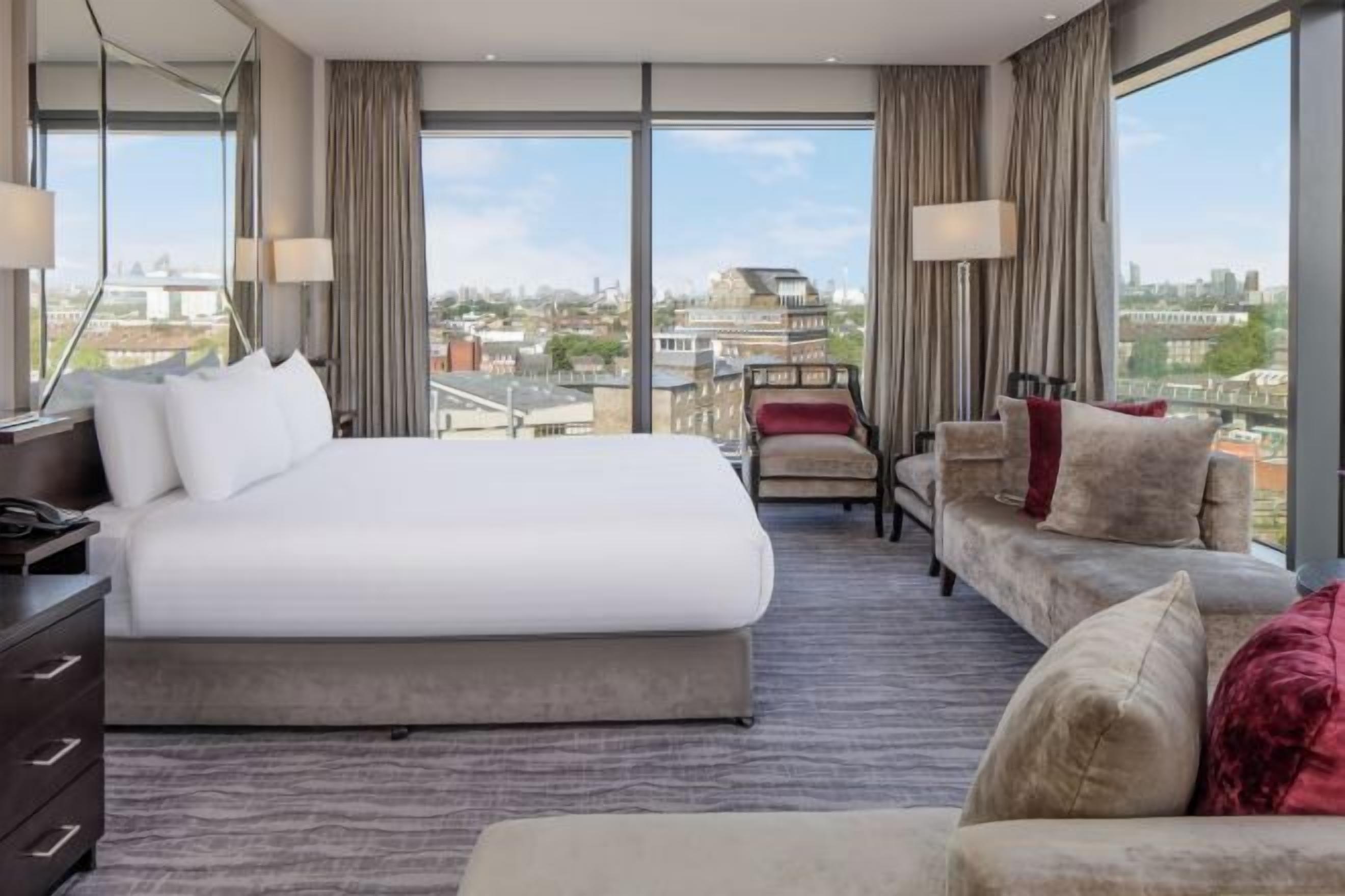 Ropa de cama hipoalergénica y caja de seguridad en la habitación 