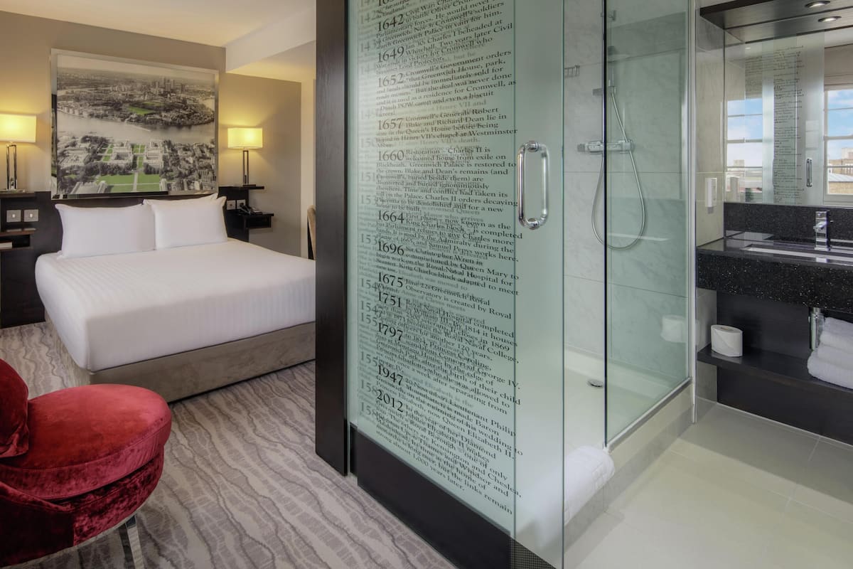 Room, 1 Queen Bed, Non Smoking | Living area