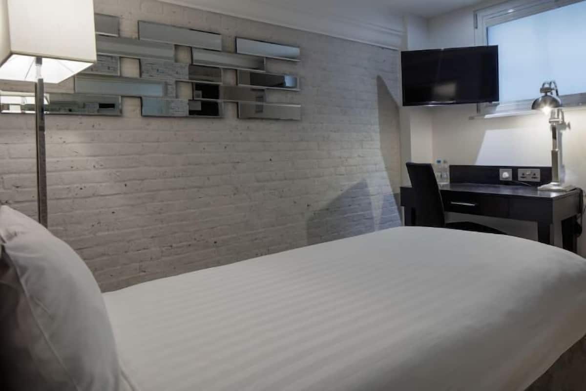Ropa de cama hipoalergénica y caja de seguridad en la habitación