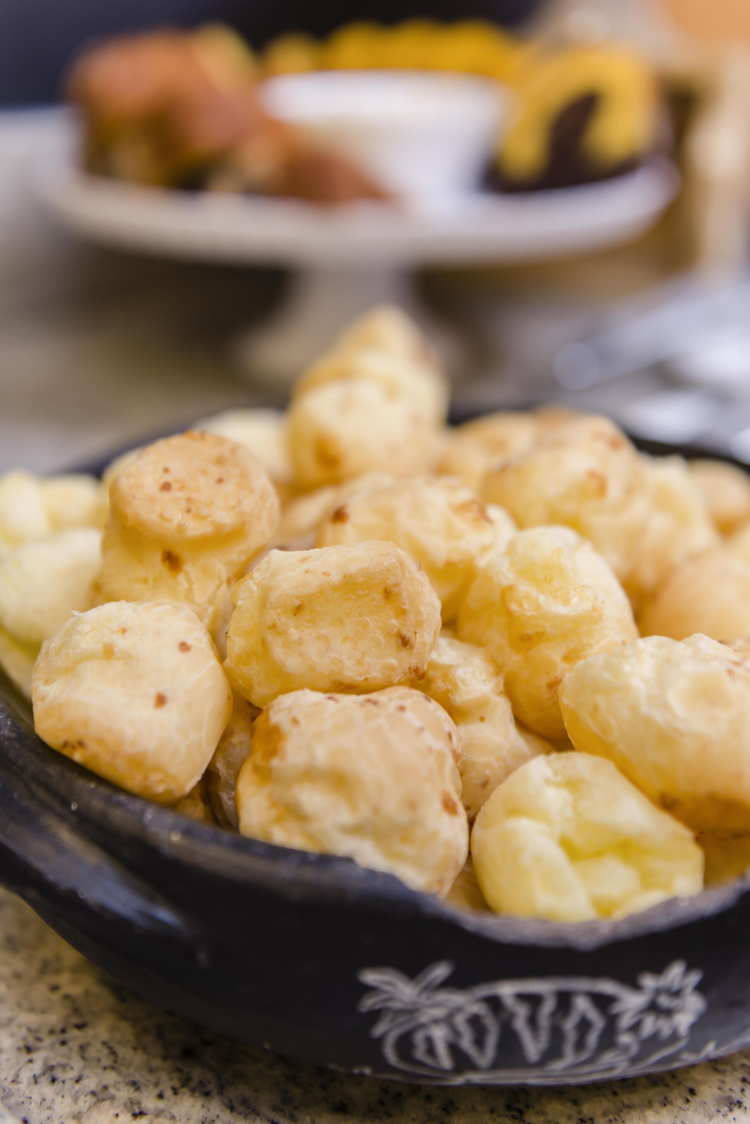 Uma tigela de queijo em cubos.